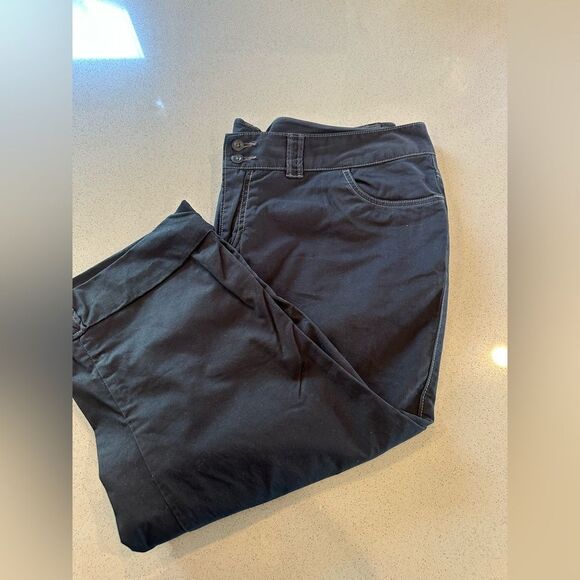 Old Navy Pants - Old Navy Women's Low Rise Waist Black Capri Stretch Shorts Size 16